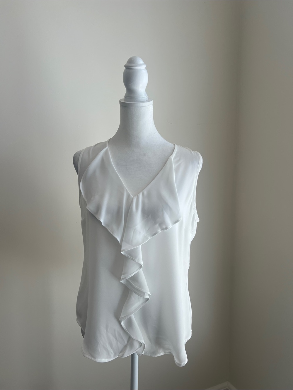 Women’s White House Black Market size extra small, XS white sleeveless blouse
